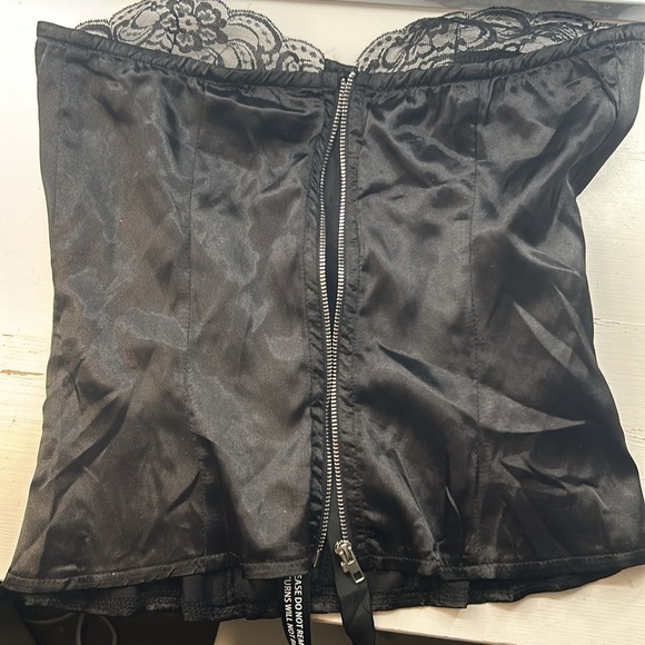 Pretty little thing satin corset - Picture 3 of 4